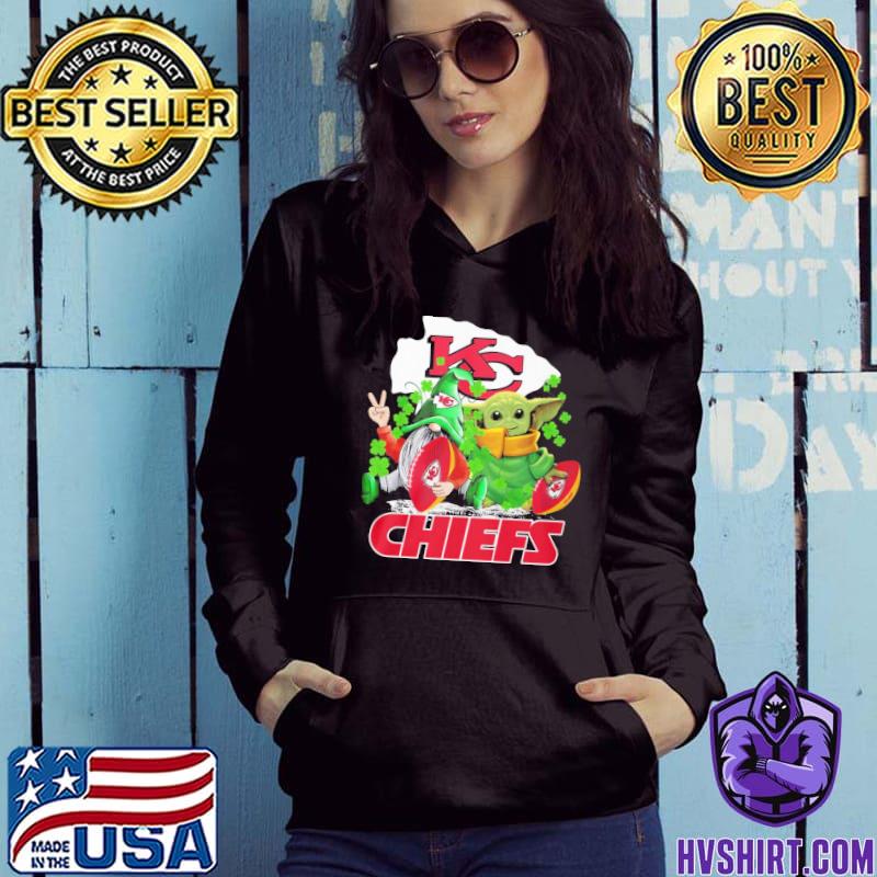 Gnome and baby yoda hug Kansas city Chiefs St.Patrick's day shirt -  Guineashirt Premium ™ LLC